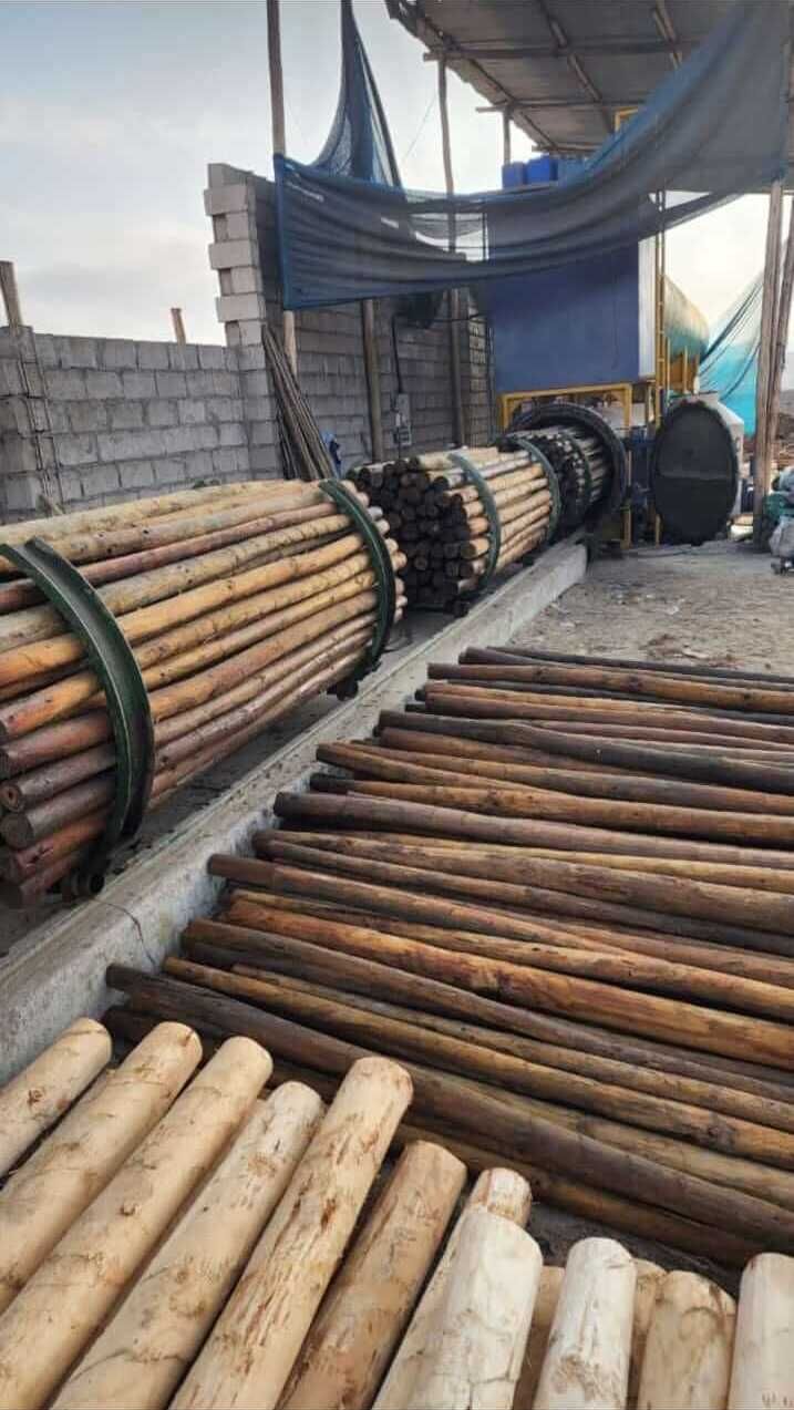 Carga de madera en camión